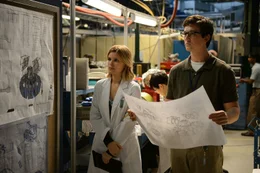 Zusammen arbeiten die Wissenschaftler Susan Storm (Kate Mara, l.) und Reed Richards (Miles Teller, r.) an einem Tor, das es dem Milit&auml;r erm&ouml;glichen soll, auf den Planeten Zero zu reisen. Nicht ahnend, dass diese Erfindung schon bald die ganze Menschheit in Gefahr bringen wird ...