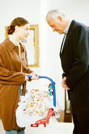 Elke Torberg besucht nach 9 Monaten Arthur Laubach (v.li.: Marion Mitterhammer, Peter Bongartz).