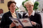Regine Beranek zeigt Julia ein Prospekt der Gemeinde Retz: "Wohnen im Schloss Esslan". Regine Beranek hat sich bereits für eine Wohnung im Schloss angemeldet. Die Gemeinde hat von der verstorbenen Gräfin Esslan das Schloss geerbt (v.li.: Hertha Schell, Christiane Hörbiger). Regine Beranek zeigt Julia ein Prospekt der Gemeinde Retz: "Wohnen im Schloss Esslan". Regine Beranek hat sich bereits für eine Wohnung im Schloss angemeldet. Die Gemeinde hat von der verstorbenen Gräfin Esslan das Schloss geerbt (v.li.: Hertha Schell, Christiane Hörbiger).