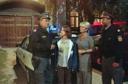 Jelena fährt mit dem Gendarmen Heinz Strubreiter und Gustl Rauscher zum Cafe Lambada. Julia begleitet sie (v.li.: Michael König, Tania Panhofova, Christiane Hörbiger, Ludwig Dornauer).