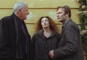 Arthur Laubach greift in die Auseinandersetzung zwischen Lena und Karl Kamper ein (v.li.: Peter Bongartz, Konstanze Breitebner, Alexander Strobele).