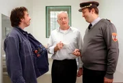 Arthur bekommt nicht nur beim Frühstück ein Spezial-Service. Auch ein Handy wird ihm von seinem ehemaligen Klienten Reintaller zur Verfügung gestellt (v.li.: Alex Riegler, Peter Bongartz, Klaus Ortner).