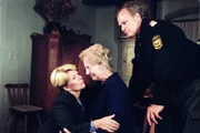 Heinz Strubreiter überbringt Herta Mähr eine schreckliche Nachricht (v.li.: Christiane Hörbiger, Bibiana Zeller, Michael König).