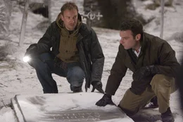 Auf der Suche nach Hinweisen zur Vergangenheit seines mysteri&ouml;sen Adoptivsohnes, begeben sich Robert Thorn (Liev Schreiber, r.) und Keith Jennings (David Thewlis, l.) zu einem einsamen Friedhof und machen eine unheilvolle Entdeckung.