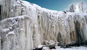 Der Wasserfall Jägala in Estland ist zu jeder Jahreszeit einzigartig. Im Winter erstarrt er zu einem Eisvorhang. Der Wasserfall Jägala in Estland ist zu jeder Jahreszeit einzigartig. Im Winter erstarrt er zu einem Eisvorhang.