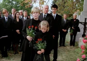 Die Laubachs verabschieden sich von Herta (v.li.: Christiane Hörbiger, Paula Polak, Peter Bongartz, Philipp Fleischmann). Die Laubachs verabschieden sich von Herta (v.li.: Christiane Hörbiger, Paula Polak, Peter Bongartz, Philipp Fleischmann).