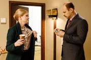 Bitz (Moritz Führmann, r.) rempelt Sophie (Mira Bartuschek, l.) mit ihrem Kaffee an und beide reden über´s Mobbing.