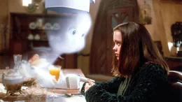 Casper macht f&uuml;r Kat (Christina Ricci, re.) das Fr&uuml;hst&uuml;ck... Foto: &copy; 1995 Universal City Studios, Inc. & Amblin Entertainment, Inc. All Rights Reserved. FOR EDITORIAL USE ONLY -- NOT FOR RESALE -- DO NOT ARCHIVE