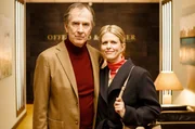 Richard Offergeld (Peter Prager, l.) zeigt Antonia (Miriam Lahnstein, r.) die Kanzlei.