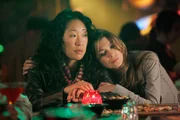 In der Bar fordert Meredith (Ellen Pompeo, r.) Cristina (Sandra Oh, l.) zu einem Spiel von "wessen Leben ist am schrecklichsten" heraus. Gerade, als Cristina die Trumpfkarte spielt, kollabiert Joe, der Barbesitzer ...