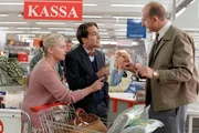 Mag. Altmann beobachtet die Arbeitsmethoden vom Kaufhausdetektiv Srb und mischt sich ein (v.li.: Brigitte Kren, Alexander Pschill, Michael Schönborn).