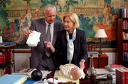 Elke Torberg hat das Baby Maria Anna einfach in Arthur’s Kanzlei „abgeliefert“. Arthur und seine Assistentin Frau Demmerlein sind mit der Situation etwas überfordert (v.li.: Peter Bongartz, Johanna Mertinz).