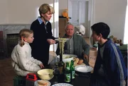 Lunchbreak beim Übersiedeln (v.li.: Paula Polak, Christiane Hörbiger, Peter Bongartz, Philipp Fleischmann).