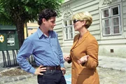 Sebastian (Fritz Karl) fragt Julia (Christiane Hörbiger) um Rat.