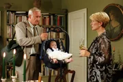 Arthur muss sich um Maria-Anna kümmern. Julia will Arthur mit einem feinen Essen zum 'vergessenen' Hochzeitstag überraschen. Arthur kommt mit Maria-Anna in die Wohnung und Julia erstarrt (v.li.: Peter Bongartz, Christiane Hörbiger).