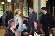 Julia unterstützt Arthur beim ersten Fall der neuen Kanzlei und stellt den Missetäter Karl Nekula zur Rede (v.li.: Peter Bongartz, Christiane Hörbiger, Andreas Sobik).