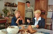 Julia und Herta beim Essen. Wolfgang verabschiedet sich (v.li.: Bibiana Zeller, Philipp Fleischmann, Christiane Hörbiger).