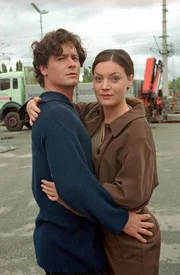 Sebastian und Elke am Hof der Firma Reidinger (v.li.: Fritz Karl, Marion Mitterhammer).