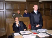 Die beiden Rechtsanw&auml;lte Hoppe (Holger Gotha, li.) und Rasch (Karlheinz von Liebezeit, re.) versuchen f&uuml;r ihre Mandanten Schulz (Oli Bigalke, 2.v.li.) und Keil (Pierre Rene M&uuml;ller, 2.v.re.) ein mildes Urteil zu erreichen.