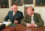Die Ehe von Gerlinde und Albert Roland wird geschieden. Dr. Mader, der Anwalt von Albert Roland, erfährt erst im Gericht von dem bestehenden Ehevertrag (v.l.: Christoph Künzler, Peter Faerber).