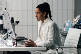 Dr. Martine Bancroft (Adria Arjona) forscht gemeinsam mit ihrem Kollegen Morbius, um dessen Krankheit zu heilen.