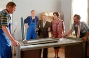 Das neues Büro im Landesgericht wird bezogen. Julia Laubach und Regine Beranek geben die letzten Anweisungen (v.li.: Christiane Hörbiger, Herta Schell).