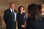 Auch Martin Reidinger und seine Prokuristin Lena Kamper sind beim Begräbnis (v.li.: Franz Buchrieser, Konstanze Breitebner).
