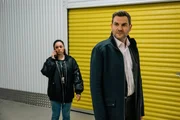 Ein Mann wurde tot in einer Self-Storage-Anlage aufgefunden. Am Tatort suchen Kommissare Jonas Fischer (Lukas Piloty, r.) und Amira Mahdi (Aylin Ravanyar, l.) nach Hinweisen.