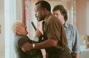 Martin Riggs (Mel Gibson, r), Roger Murtaugh (Danny Glover, m)