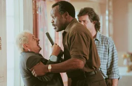 Martin Riggs (Mel Gibson, r), Roger Murtaugh (Danny Glover, m)