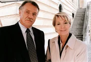 Bürgermeisterablöse: Altbürgermeister Martin Reidinger gratuliert seiner Nachfolgerin Julia Laubach (v.li.: Franz Buchrieser, Christiane Hörbiger).