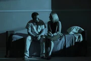 Dr. Cal Lightman (Tim Roth) und seine Mutter (Paula Malcolmson)