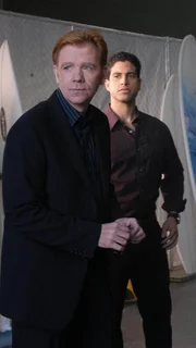Horatio (David Caruso, l.) und Eric (Adam Rodriguez) ermitteln im Fall eines ermordeten Surfbrett-Fabrikanten. Dabei kommen sie dem M&ouml;rder nur &uuml;ber Umwege auf die Spur...