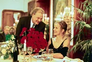 Heinz Strubreiter schenkt seiner Frau Erna zum 16. Hochzeitstag einen Strauß Rosen (v.li.: Michael König, Sissy Höfferer).