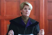 Julia Laubach (Christiane Hörbiger) am Gericht.