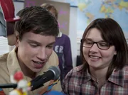 Nino (Paul Ziegner, li.) und Magda (Mareike Ludwig) gehen mit dem neuen Schloss-Einstein-Radio (SER) on air.