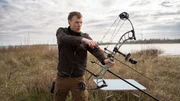 Sasha Jellinek (Sebastian Hülk) trainiert Bogenschießen. Sasha Jellinek (Sebastian Hülk) trainiert Bogenschießen.