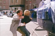 L-R: Nick (Karl Makinen) und Billie (Kaley Cuoco)