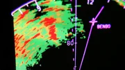 Toronto, ON, Kanada - Die Flugbesatzung verfolgt den Sturm auf dem Radar.