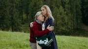 Claudia Eder (Jessica Ginkel, r.) und Annemarie Baumgarnter (Kathie Leitner, l.) machen sich Sorgen um das Leben ihrer Kinder.