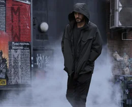 Weil er wegen Mordes gesucht wird, muss Dr. Michael Morbius (Jared Leto) untertauchen.