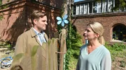 Katharina (Valerie Niehaus, r.) fragt sich zunächst, wer wohl der unbekannte Mann (Sebastian Klein, l.) ist, der vor dem Kindergarten steht und die Kinder beobachtet.