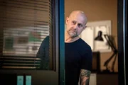 Ermittler Robert Heffler (Jürgen Vogel) ist so spät Abends anscheinend doch nicht alleine im Kommissariat.