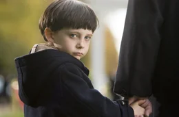 Als adoptierter Sohn eines Diplomaten, f&uuml;hrt Damien (Seamus Davey-Fitzpatrick) ein gew&ouml;hnliches Leben. Doch er ist kein gew&ouml;hnlicher Junge.