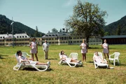 v.l.n.r. Karlheinz (Thomas Hauser), Kosmetikerin (Laura Fries), Hotelmanager (Samouil Stoyanov), Magda Gustav (Benjamin Radjaipour), Kosmetikerin (Jovana Reisinger), Romy (Julia Windischbauer), Kosmetikerin (Caroline Schreck). Karlheinz (Thomas Hauser), Romy (Julia Windischbauer) und Magda Gustav (Benjamin Radjaipour) warten darauf, dass ihre Beauty Behandlung beginnt.