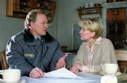 Der Gendarm Heinz Strubreiter (Michael König) erklärt Julia (Christiane Hörbiger) die Lage. Der Gendarm Heinz Strubreiter (Michael König) erklärt Julia (Christiane Hörbiger) die Lage.