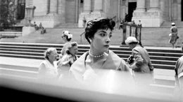 Ein Vivian Maier-Foto: Eine Frau mit Hut vor der New York Public Library.