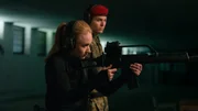 Sarah Kohr (Lisa Maria Potthoff) testet am Schießstand im Beisein von Feldjäger Patrick Beikamp (Elmo Anton Stratz) die Waffe des Amokläufers.