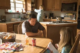 Felicia (Kate Hudson, M.) und Sydney (Stella Allen, r.) wissen, dass Mike (Mark Wahlberg, l.) als Chefelektriker der Deepwater Horizon &Ouml;lplattform keinen ungef&auml;hrlichen Job hat, doch ein schreckliches Ereignis l&auml;sst alle Bef&uuml;rchtungen schlagartig Realit&auml;t werden ...