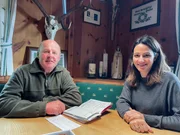 Lisa Gadenstätter und Wilfried Aigner. Der Landwirt dokumentiert die schweren Rutschungen im nahegelegenen Wildbach, die seit zehn Jahren immer öfter vorkommen. Lisa Gadenstätter und Wilfried Aigner. Der Landwirt dokumentiert die schweren Rutschungen im nahegelegenen Wildbach, die seit zehn Jahren immer öfter vorkommen.